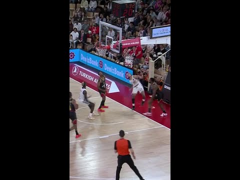 Carsen Edwards with the must-see play!