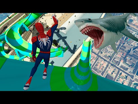 Superhéroes Jugando en Tobogán de agua vs Tiburones hambrientos - Hombre Araña en Gta v