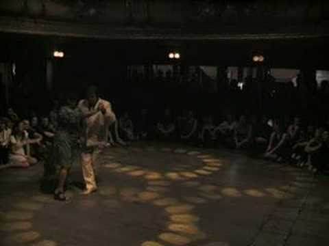  María del Carmen Romero  and  Jorge Dispari  are  dancing  to  the  tango  "  Color Cielo  "