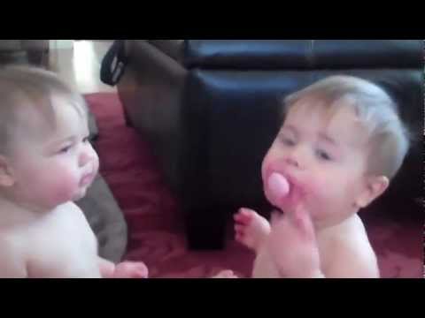 Les bébés jumeaux lutte sur une tétine