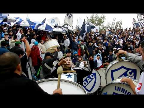 "Quilmes vs Atlanta. Entrada de la Banda (VeroGabyQac)" Barra: Indios Kilmes • Club: Quilmes • País: Argentina