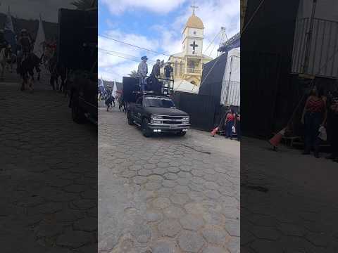 entrada dos cavaleiros no centro decomercinho#agro #MinasGerais #Reportagem#Notícia #Cavalgada