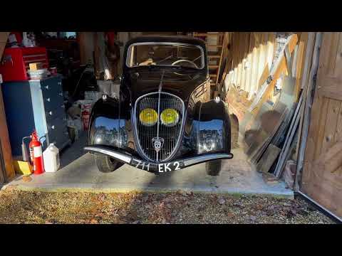 Peugeot 202 running in garage
