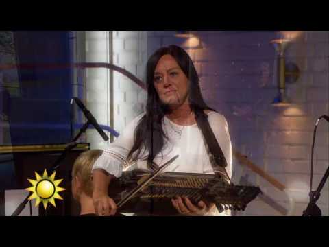 Åsa Jinder spelar i studion: "Jag blir alldeles tårögd" - Nyhetsmorgon (TV4)