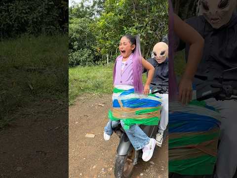 Cuantas cintas necesitamos para pegarnos a la moto #comedy