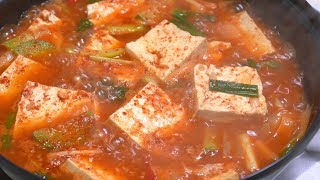 얼큰하고 칼칼한 국물맛이 최고 '두부찌개' 만들기