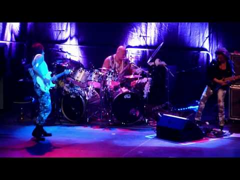 JEFF BECK Pozsony 2011 06 24. "Cause We've Ended As Lovers" & "Dirty Mind"