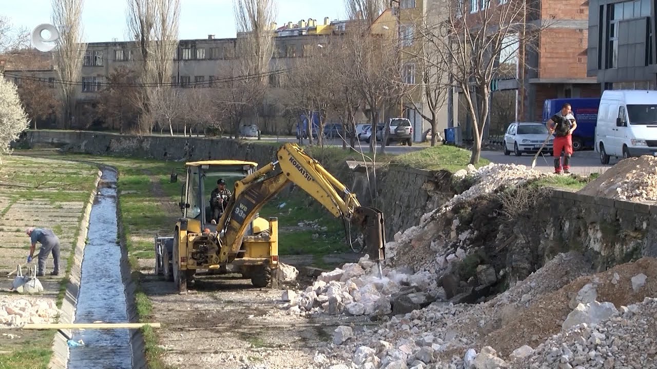Ремонтират компрометирани участъци от коритото на река Хасковска