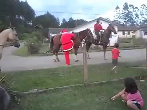 Papai Noel estava a caminho de Juquitiba na estrada da Laranjeiras se machuca e pode se atrasar para chegar em Juquitiba na Casa do Saci Noel