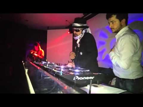 Gigi L' Altro . Eniz Zwei Polizei.