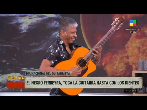 "El Negro" Ferreyra, el rey de las cuerdas en #EsPorAhí: ¡toca hasta con los dientes!