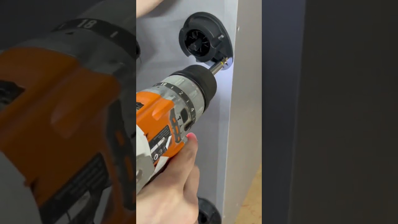 Instalación de patas de muebles de cocina