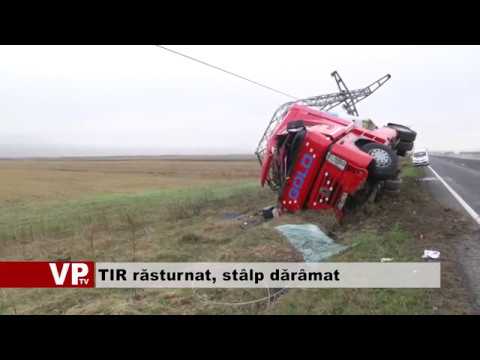 TIR răsturnat, stâlp dărâmat