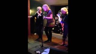 Kay gibbons rocks the Geelong blues club
