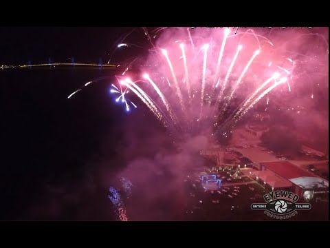 Omega Yacht club | Είσοδος γάμου με σιντριβάνια και πυροτεχνήματα