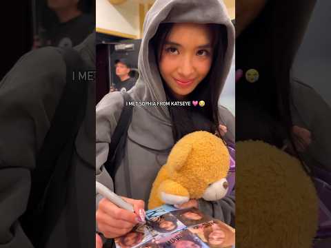 Sophia signing her SIS EP Photo Card 🥹🖤 | KATSEYE #katseye #shorts #touch #debut #SIS