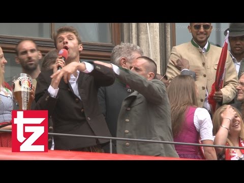 Ribéry: "Hau ab, Müller" - Thomas Müller veräppelt Franck Ribéry - FC Bayern Meisterfeier 2016