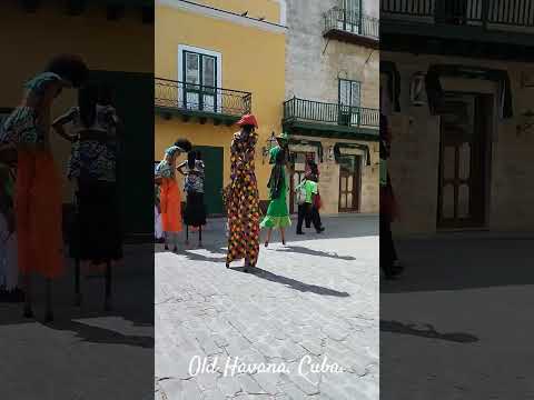 Gigantería o los zanqueros de la Habana Vieja.