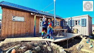 Zu viert im Tiny House - fast autark mit Biogas- und Photovoltaikanlage
