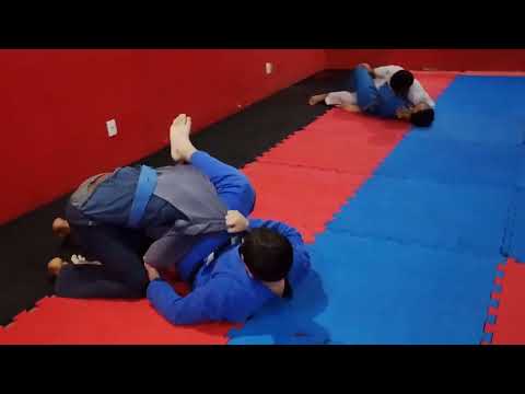 Achei que hoje não ia ninguém.ta chovendo. Jiu-jitsu Almenara Minas Gerais 