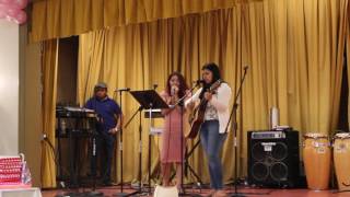 Celebracion del Dia de la Madre - Karina y Carmen cantan a Mama