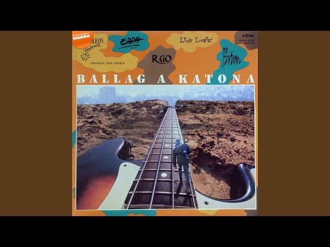 Ballag a katona