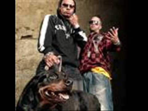 Videoclip de Ella Anda Sola — Don Omar