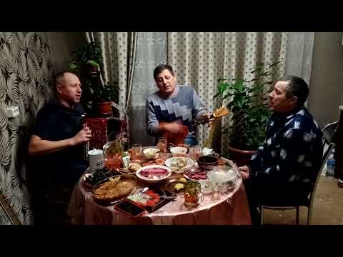 Как родная меня мать, провожала.