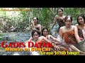 Gadis Dayak Mandi Di Sungai Yang Jernih Di Tengah Hutan
