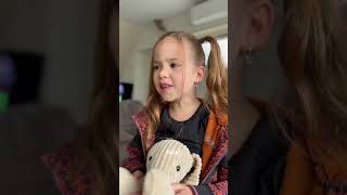 ALS ZE ZEGT DAT ER NIETS AAN DE HAND IS…. 🫣