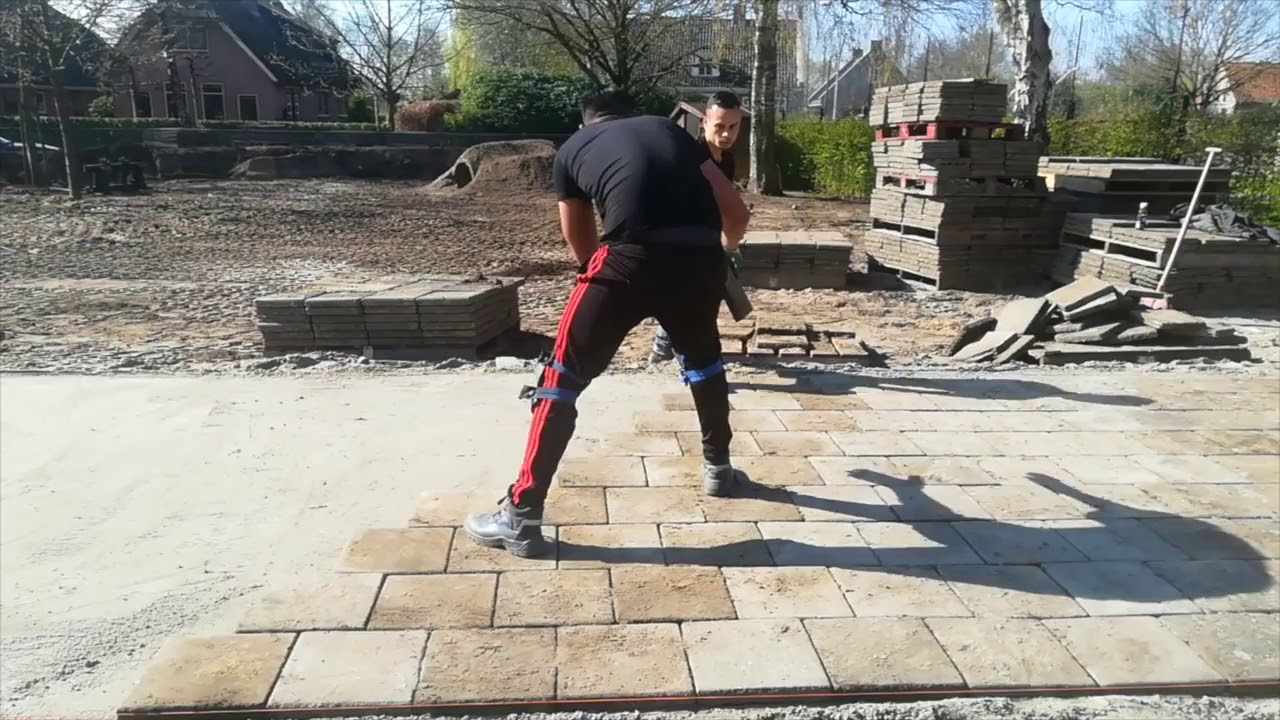 30 x 30 cm tegels gelegd voor een tuinklus in Nijkerkerveen