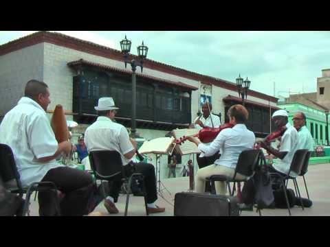 La Danzonera Santiaguera tocou no Parque Cespedes em Santiago de Cuba