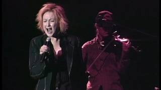 CINDI LAUPER What&#39;s Going On 2004 LiVe