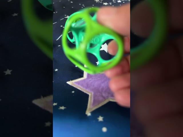 Vídeo relacionado con Bright Starts, Oball, Easy Grasp Rattle & Roll Toy Cochecito Deportivo sin BPA Juguete Infantil para Gatear, 1 Pack, a Partir de 3 Meses, Azul/Verde