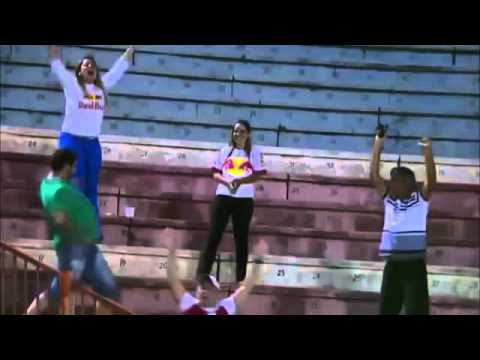 Torcedor do R B Brasil se empolga na comemoração do gol e dança MURIÇOCA