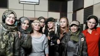 Download lagu Euis Cahya Dunbar ft Madames Rockers 'REUNI' ( Behind The Scene) mp3