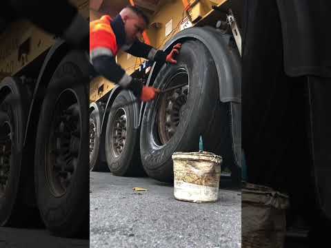 como cambiar rueda reventada de remolque en carretera fácil y rápido 385/65R/22.5#shorts#youtube