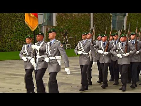 Militärische Ehren für Selenskyj: Ausmarsch Wachbataillon/Stabsmusikkorps Bundeswehr BuKa 14.05.2023