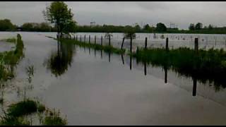 preview picture of video 'Powódź na Opolszczyźnie - Powódź Czarnowąsy centrum w stronę wiaduktu kolejowego 19052010.mp4'