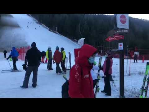 Zapada putina la Azuga, turisti multi