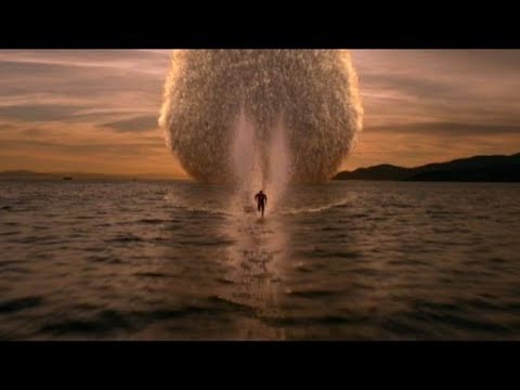 The Flash - S01 E05 - Barry run on water full scene