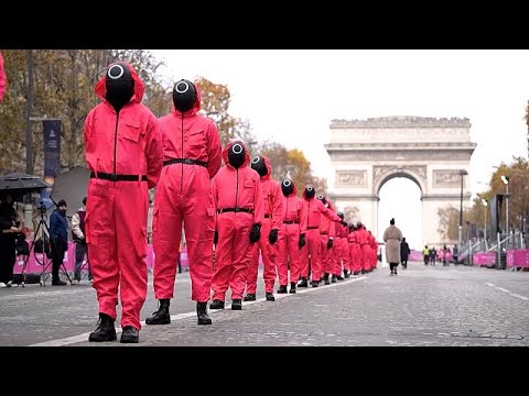 Squid-Game-Fans bringen "Rotes Licht, grünes Licht" auf die Champs-Élysées in Paris