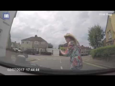حادث سير مفتعل يكشف غباء سائق دراجة نارية ببريطانيا