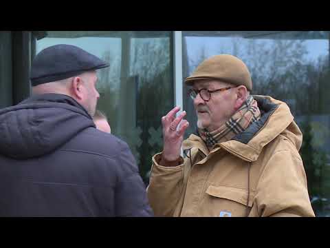 Demonstranten bij het stadhuis in Spijkenisse
