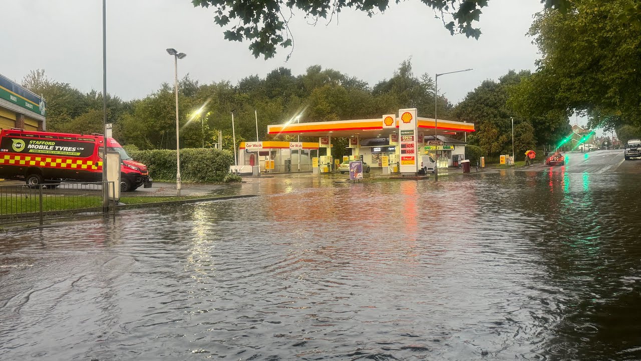THUNDER STORM - FLASH FLOODING - STAFFORD LAKE - CAR FAILS