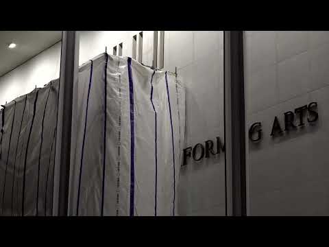 川普名字遭拆除!華盛頓甘迺迪中心發生什麼事? (Workers remove Trump's name from Washington's Kennedy Center)
