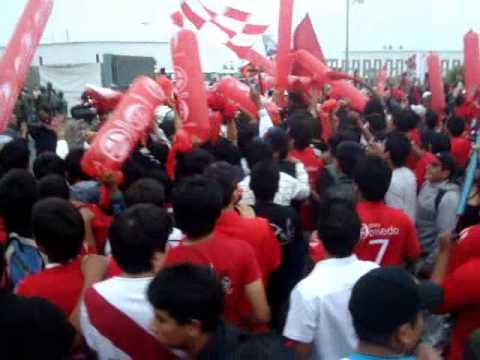 "LLEGADA DEL JUAN AURICH A CHICLAYO!! CAMPEÓN DE FUTBOL PERUANO 2011" Barra: La Banda Los Norteños &bull; Club: Juan Aurich