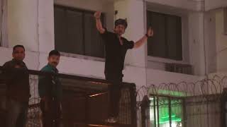 Shah Rukh Khan Outside Mannat With Crazy Fans At Bandstand Bandra