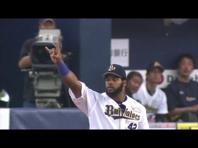 8回表 バファローズ一塁手ペーニャが気迫溢れるプレーを見せた!! 2014/6/4 Bs-S