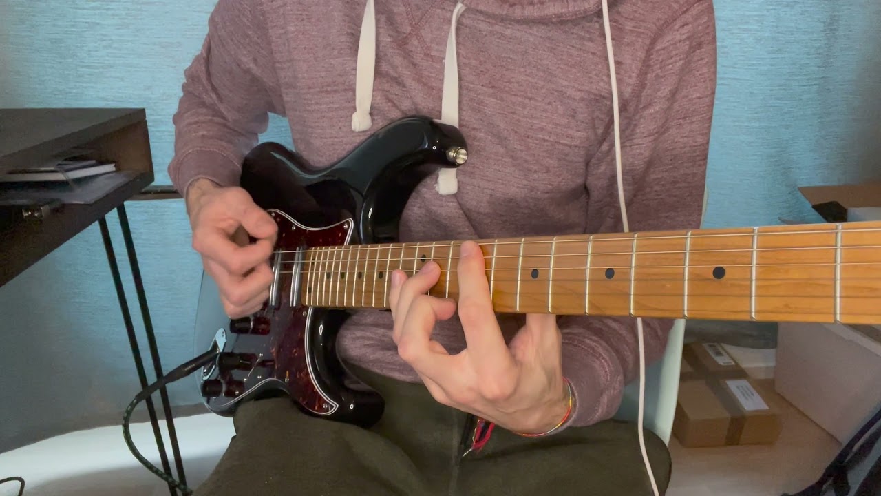 Roberto Barlocci playing the distorted intro riff of Blur's Song 2 on electric guitar.